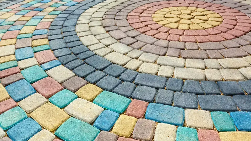 Zdjęcie Malowanie kostki brukowej czy warto? Odkryj zalety i wady tej metody