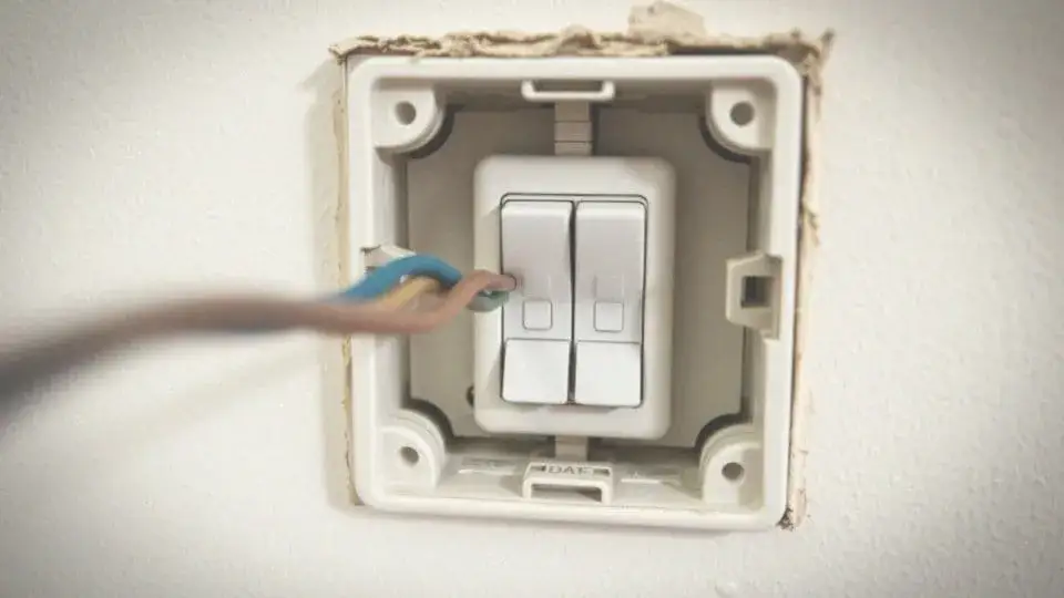 Zdjęcie Jak podłączyć podwójny włącznik światła 2 kable - uniknij błędów w instalacji
