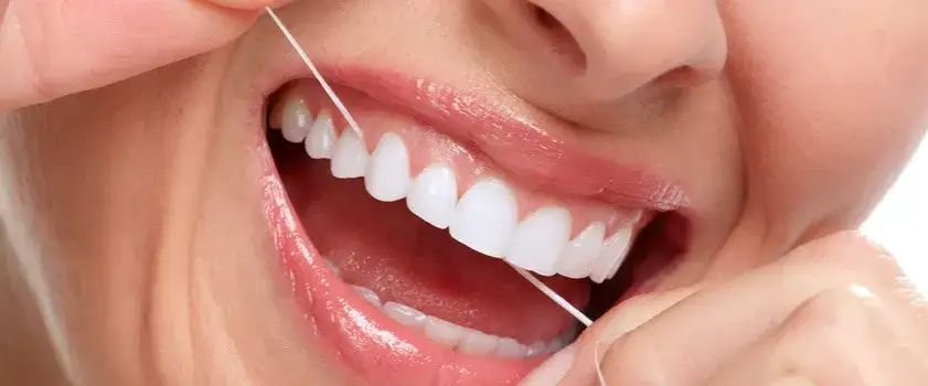 Zdjęcie Kiedy nitkowanie zębów przed czy po szczotkowaniu - uniknij błędów w higienie