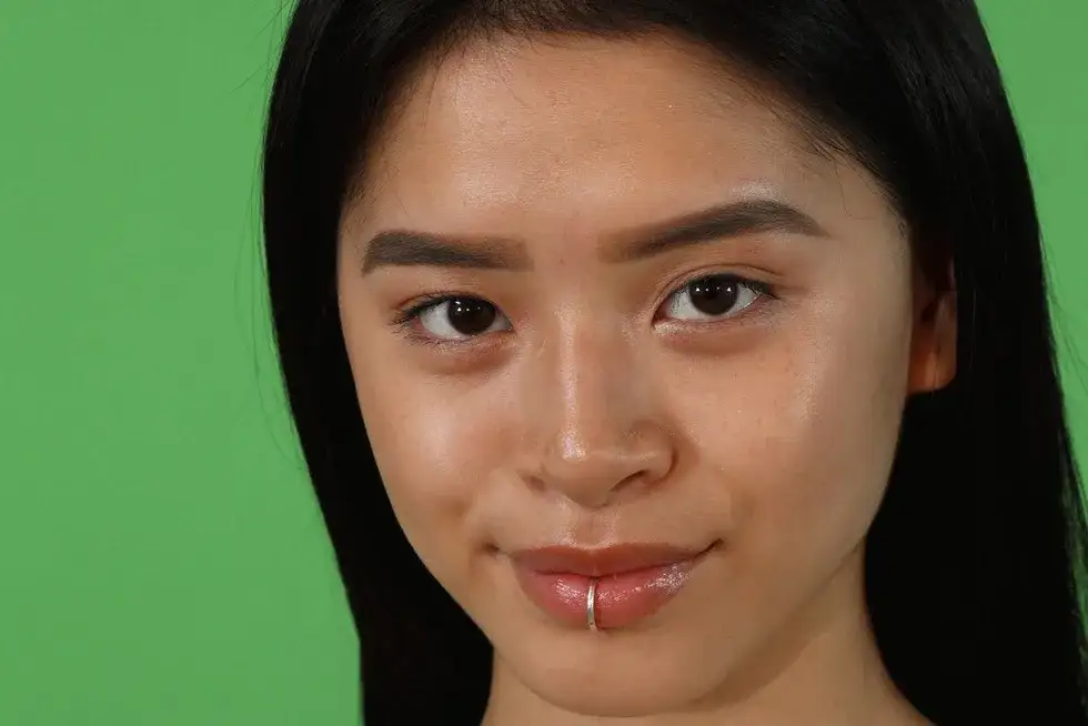 Zdjęcie Jak ukryć kolczyk w wardze - skuteczne sposoby na dyskrecję