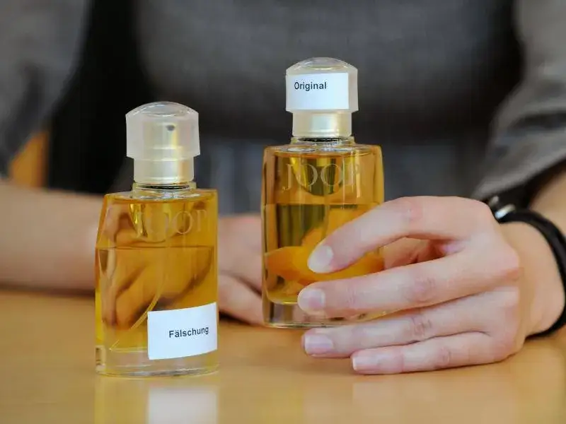 Zdjęcie Unechte Parfums? F&auml;lschungen, Dupes, Konzentrationen erkl&auml;rt