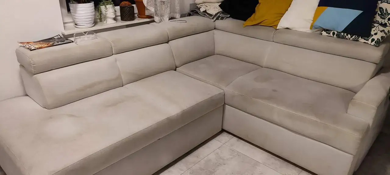 Zdjęcie Ile kosztuje czyszczenie kanapy Karcherem? Cennik i czynniki wpływające na cenę