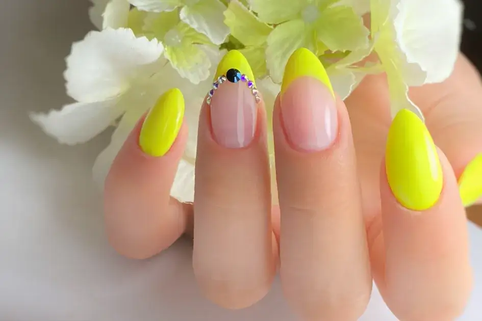 Zdjęcie Dopuszczalny odrost paznokci: normy estetyczne i zawodowe