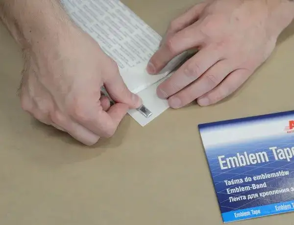 Zdjęcie Jak skutecznie przykleić emblemat do karoserii - sprawdzone metody
