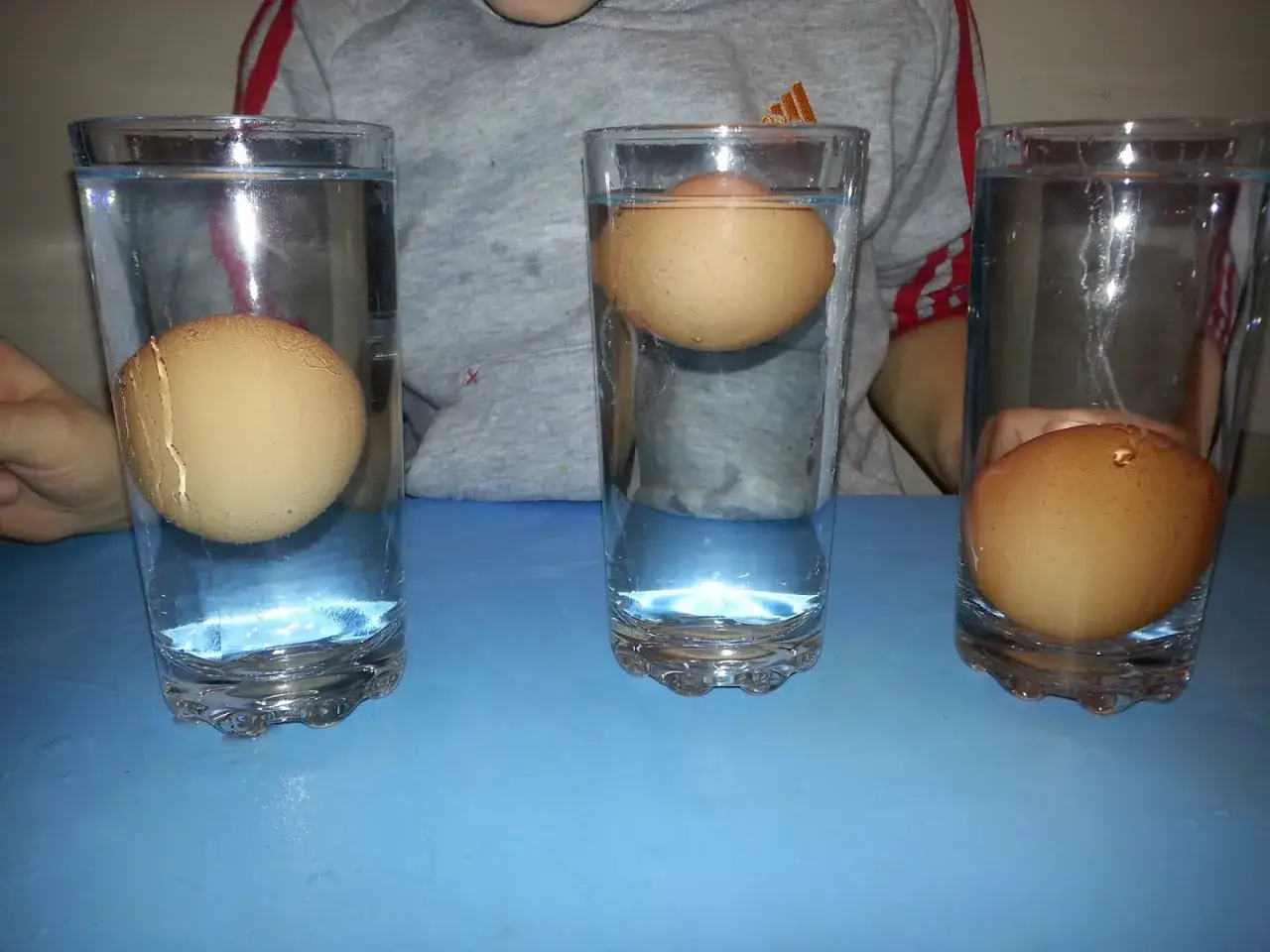 Zdjęcie Eksperymenty z jajkiem: Proste doświadczenia naukowe dla dzieci