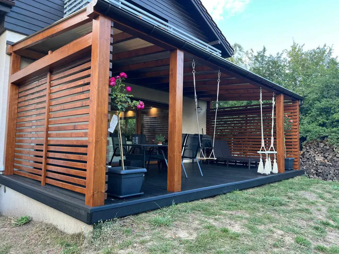 Zdjęcie Taras drewniany czy z kostki brukowej? Kluczowe wady i zalety wyboru.