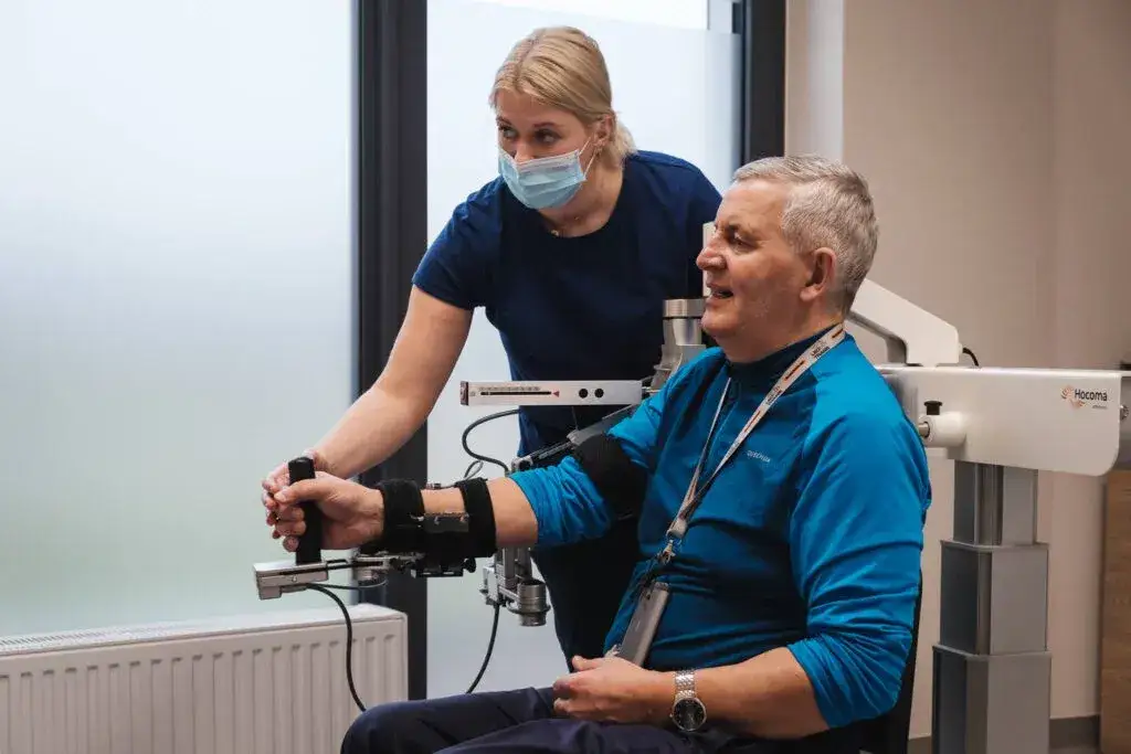 Zdjęcie Kiedy zacząć rehabilitację po złamaniu kości ramiennej, aby uniknąć bólu?