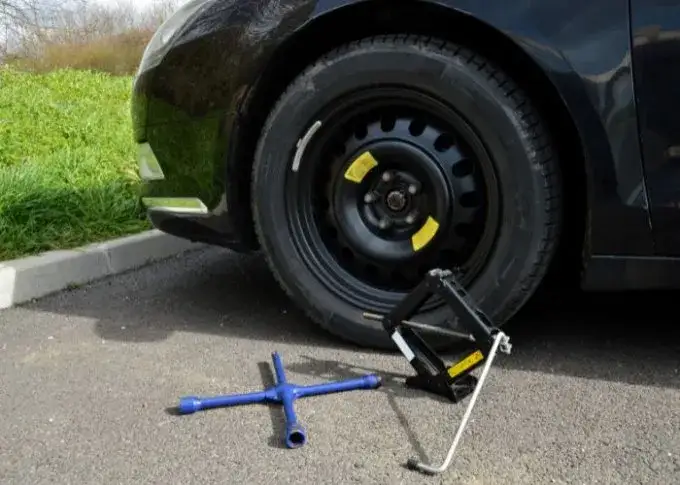 Zdjęcie Ile można jechać na kole zapasowym? Bezpieczeństwo i ograniczenia jazdy