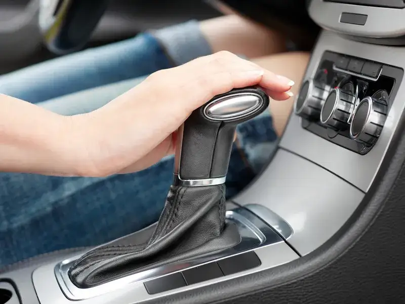 Zdjęcie Objawy braku oleju w automatycznej skrzyni biegów, które mogą cię zaskoczyć