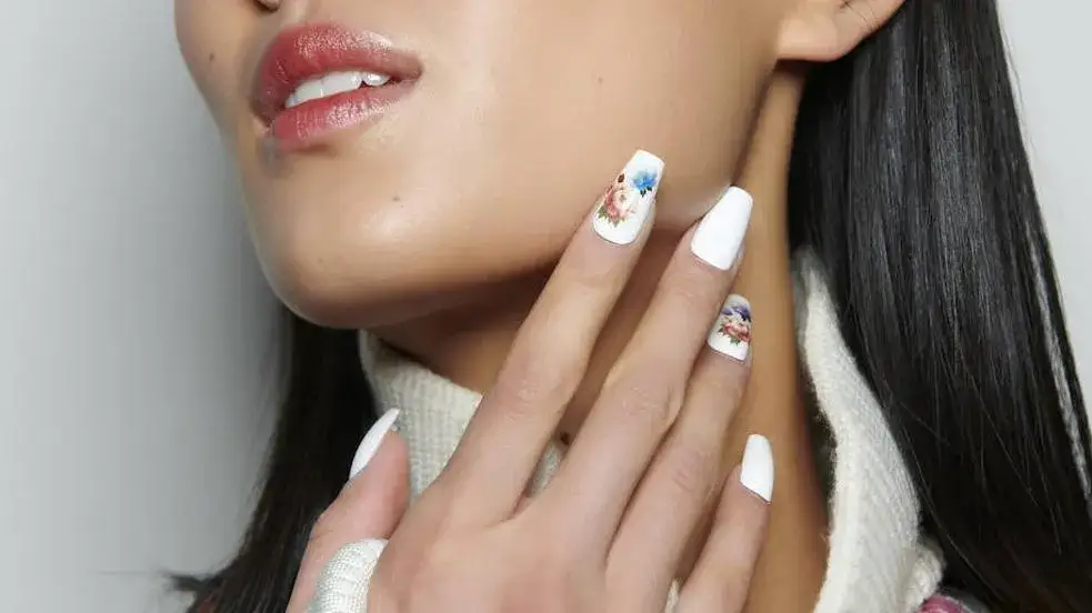 Zdjęcie Insp&iacute;rate con las &uacute;ltimas tendencias de u&ntilde;as decoradas blancas elegantes