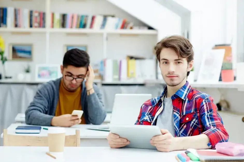 Zdjęcie Ile zarabia pracownik do 26 roku życia? Zaskakujące różnice w wynagrodzeniu