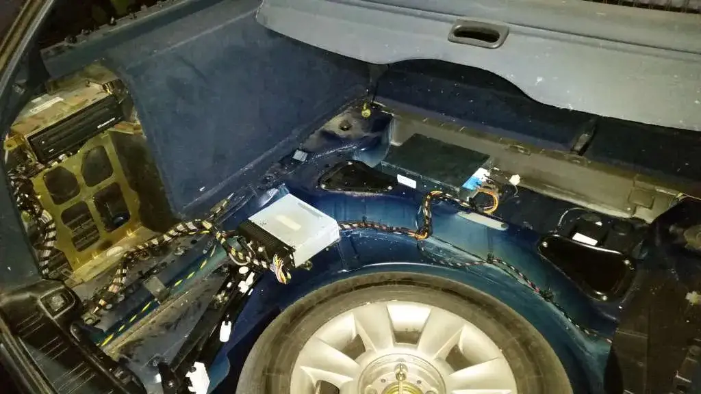 Zdjęcie Gdzie jest tuner radiowy w BMW E39? Oto, co musisz wiedzieć