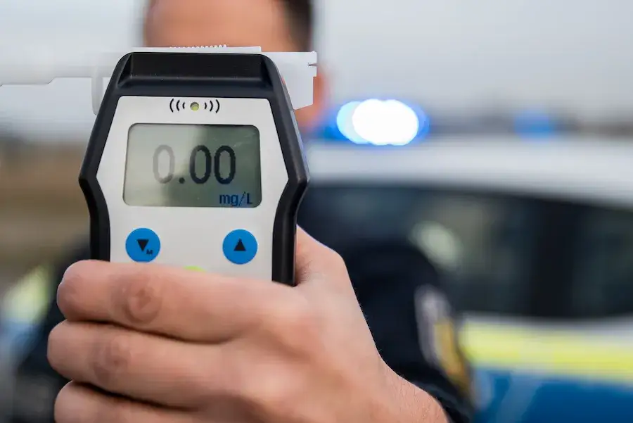 Zdjęcie Czy policja może badać alkomatem w domu? Sprawdź swoje prawa i obowiązki