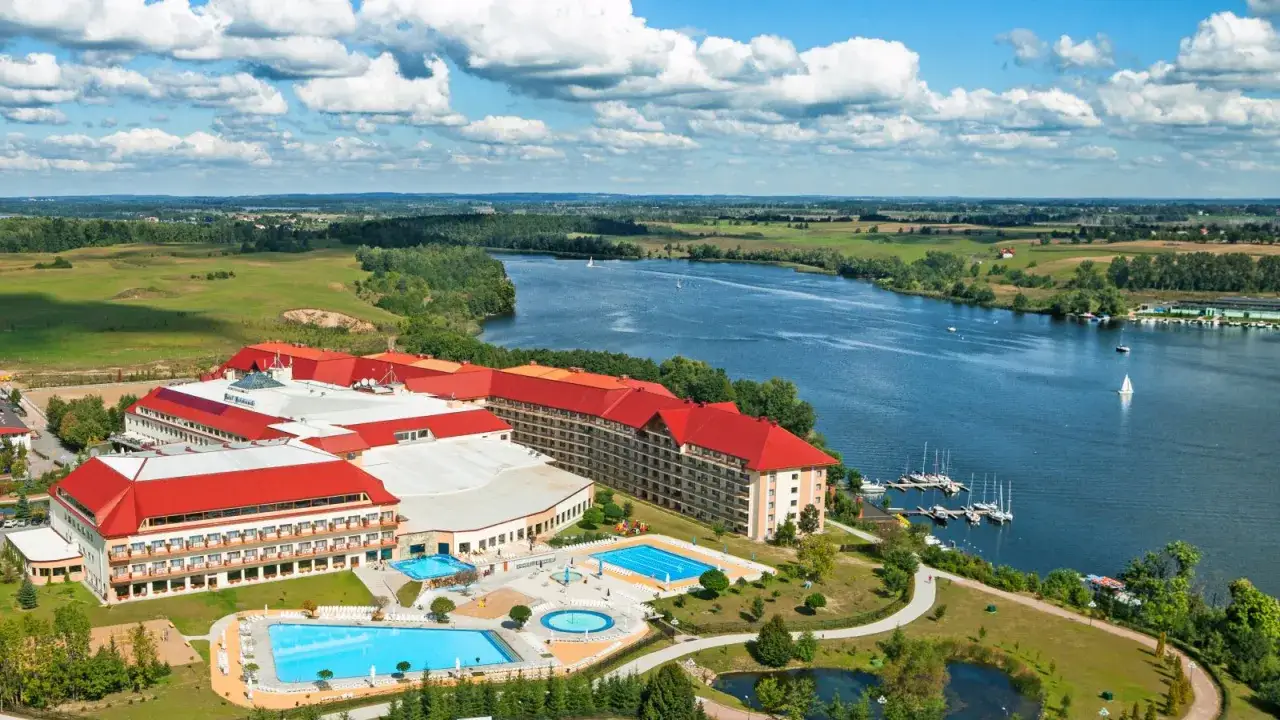 Zdjęcie Hotel Gołębiewski Mikołajki – Kiedy powstał i jak się rozwinął