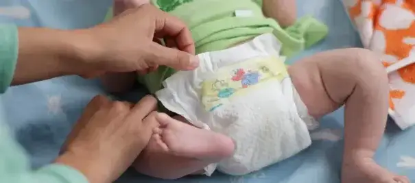 Zdjęcie Pasek z tyłu Pampers Pants – po co go używać przy zmianie pieluch?