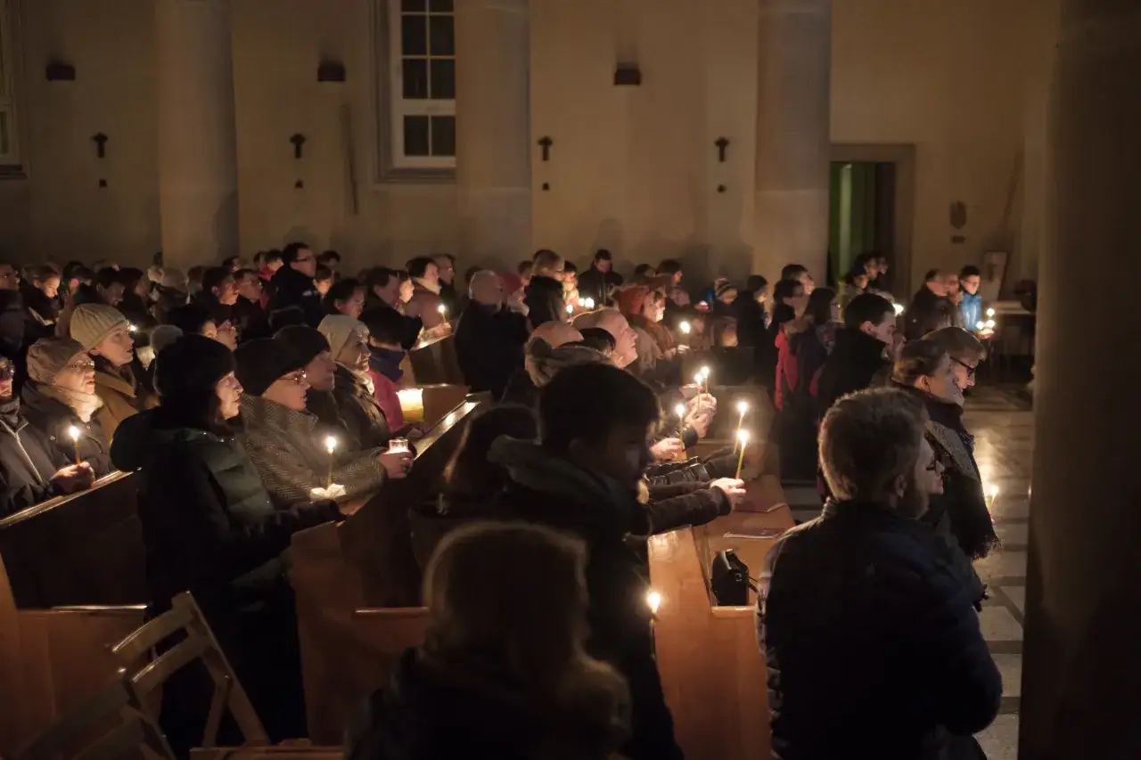 Zdjęcie Ile trwa msza w kościele? Odkryj, co wpływa na jej długość