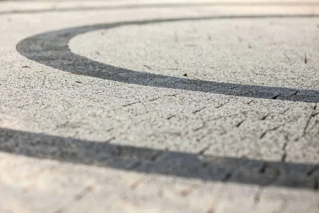 Zdjęcie Kostki brukowe z których układa się chodniki i ścieżki rowerowe - porównanie materiałów