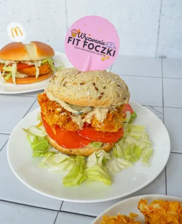 Zdjęcie Ile kcal ma burger z kurczakiem? Zaskakujące wartości odżywcze!