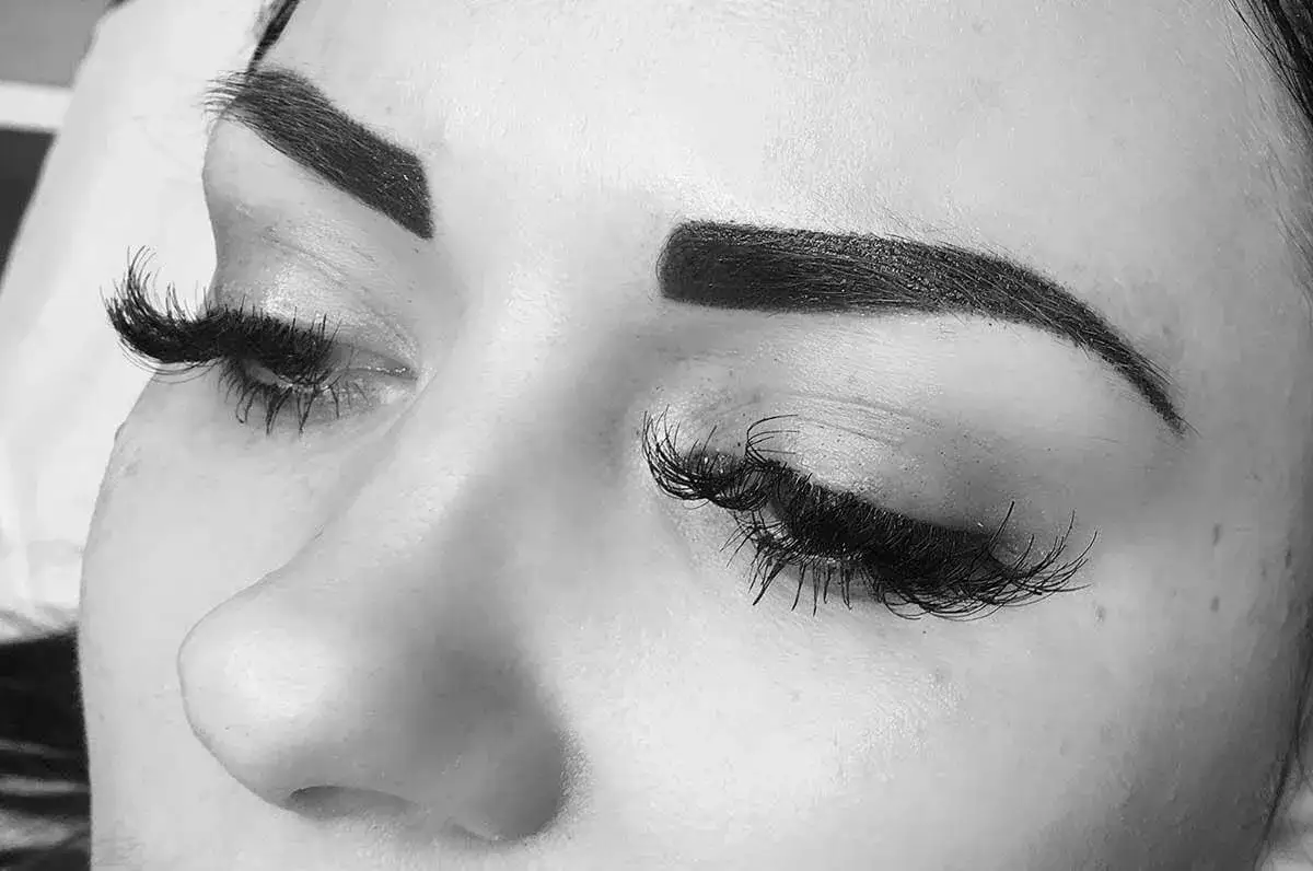 Zdjęcie Czego nie robić przed makijażem permanentnym brwi, aby uniknąć komplikacji