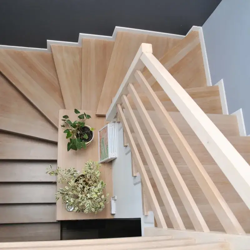 Zdjęcie Czym malować drewniane schody, aby uniknąć kosztownych błędów?