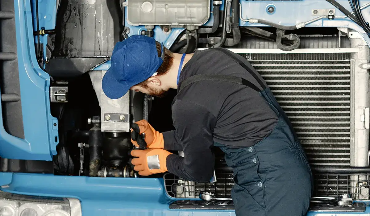 Zdjęcie Cieknąca chłodnica: naprawa czy wymiana? Sprawdź, co wybrać!