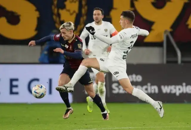 Zdjęcie Zarobki piłkarzy w 1 lidze polskiej: Co naprawdę zarabiają zawodnicy?