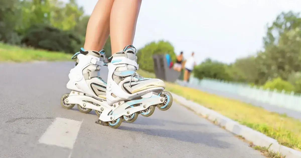 Zdjęcie Jak zrobić obrót na rolkach: proste techniki i unikanie upadków