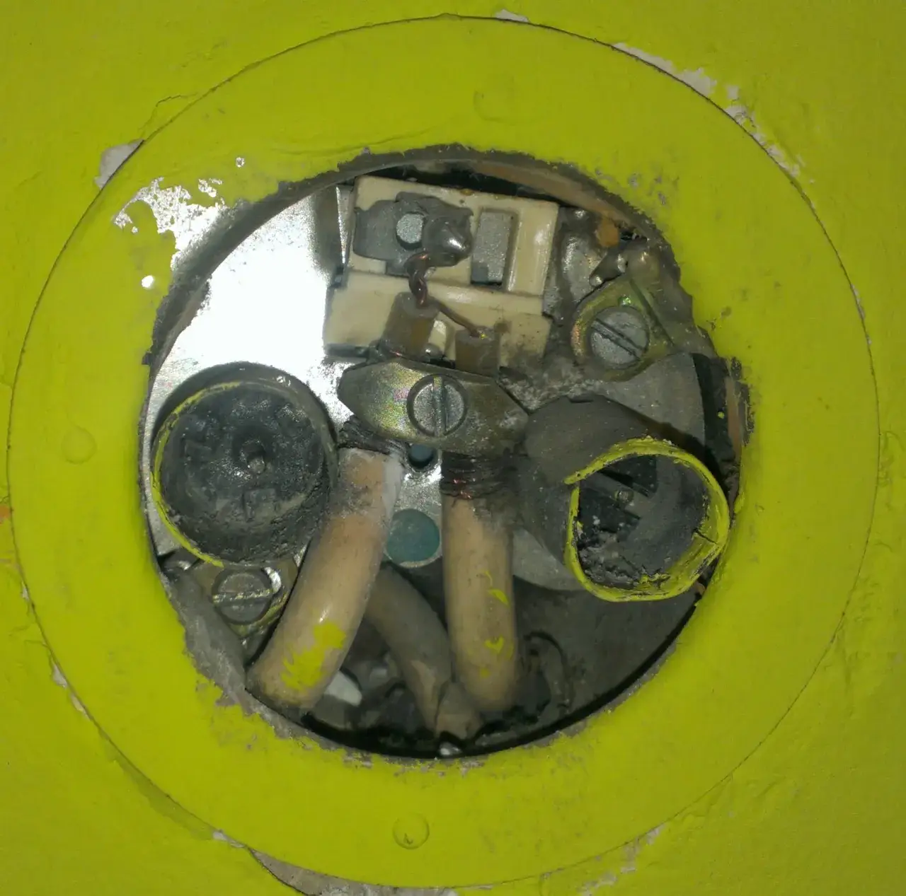 Zdjęcie Jak podłączyć antenę zbiorczą w bloku - uniknij problemów z sygnałem