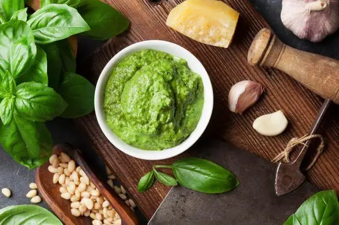 Zdjęcie Pesto w ciąży: korzyści i zagrożenia dla zdrowia mamy i dziecka