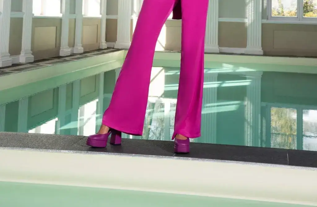 Zdjęcie Stylizacje z szpilkami fuksja: jak łączyć je z różnymi outfitami