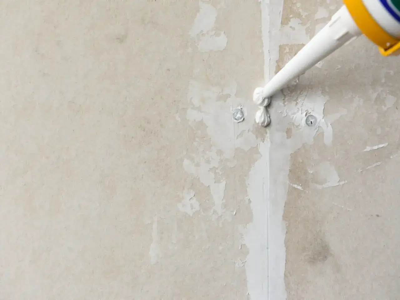 Zdjęcie Dlaczego akryl pęka po malowaniu? Oto najczęstsze przyczyny i rozwiązania