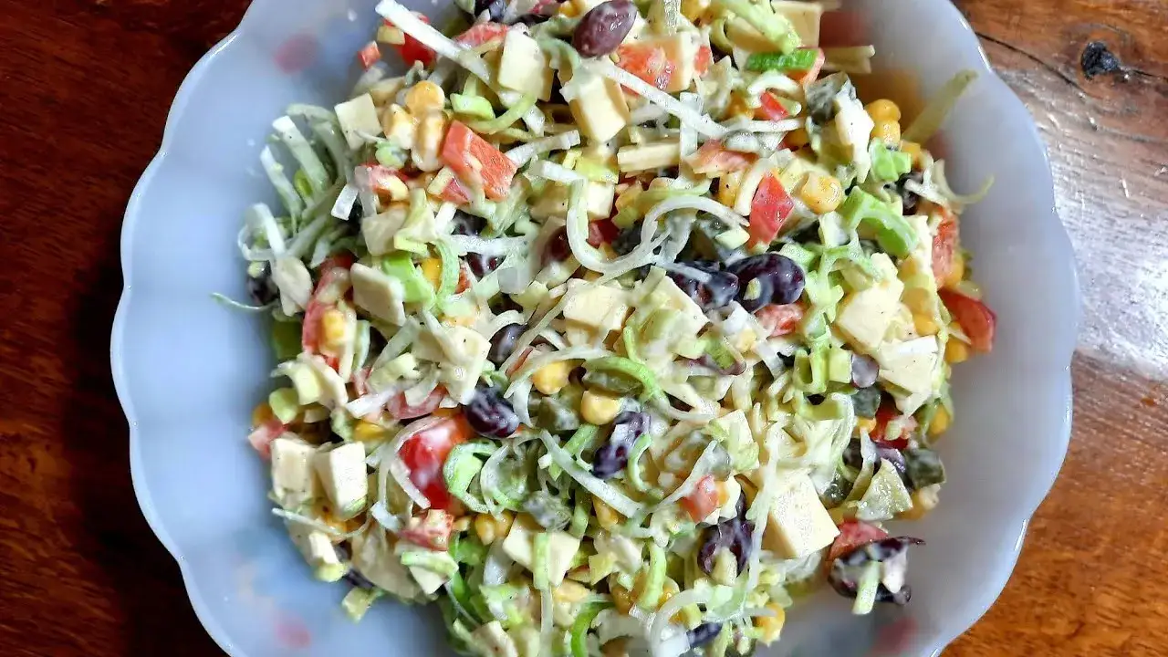 Zdjęcie Czy pora trzeba sparzyć do sałatki? Odkryj najlepsze metody przygotowania