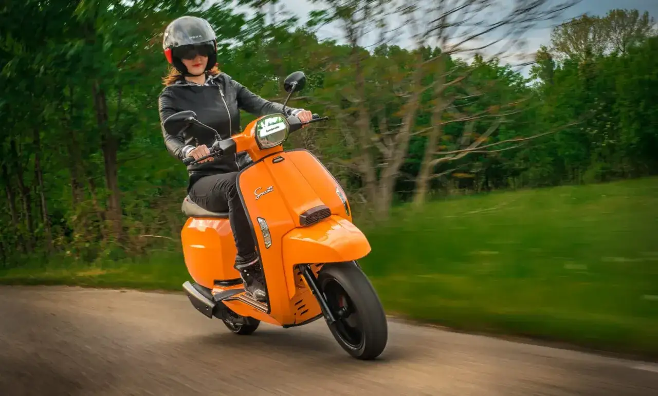 Zdjęcie Czy można jeździć motorowerem bez prawa jazdy? Sprawdź, co grozi za brak uprawnień