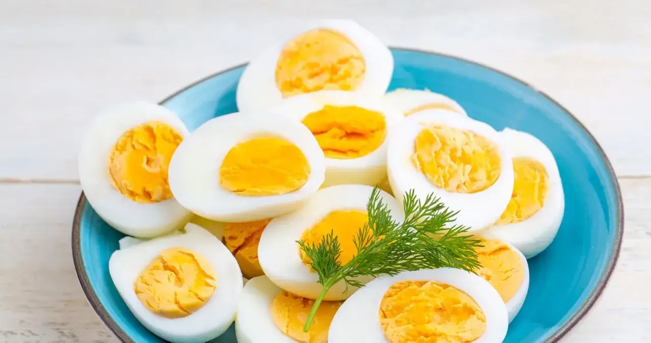 Zdjęcie Ile gotować jajka do sałatki, aby uniknąć twardych i zielonych żółtek?