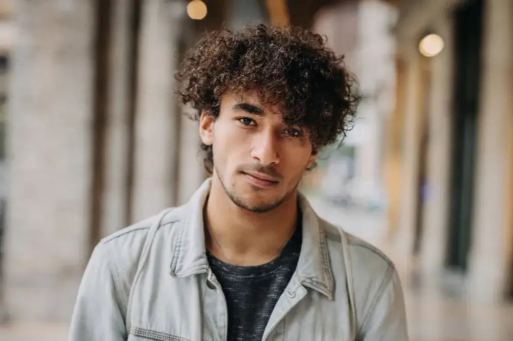 Zdjęcie Jak zrobić loki męskie w domu: 4 najskuteczniejsze sposoby krok po kroku