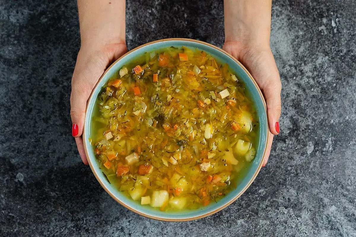 Zdjęcie Ile kalorii ma talerz zupy ogórkowej? Zaskakujące fakty o kaloriach