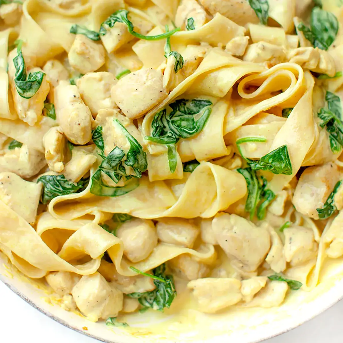 Zdjęcie Szybki przepis na penne z kurczakiem i szpinakiem, który zachwyci