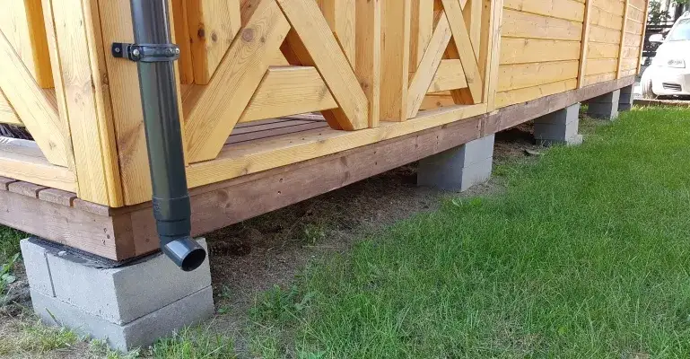Zdjęcie Jakie fundamenty pod altankę drewnianą wybrać, aby uniknąć problemów?