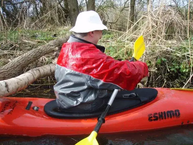 Zdjęcie Kajakarstwo zwałkowe: jak pokonać trudności i cieszyć się przygodą