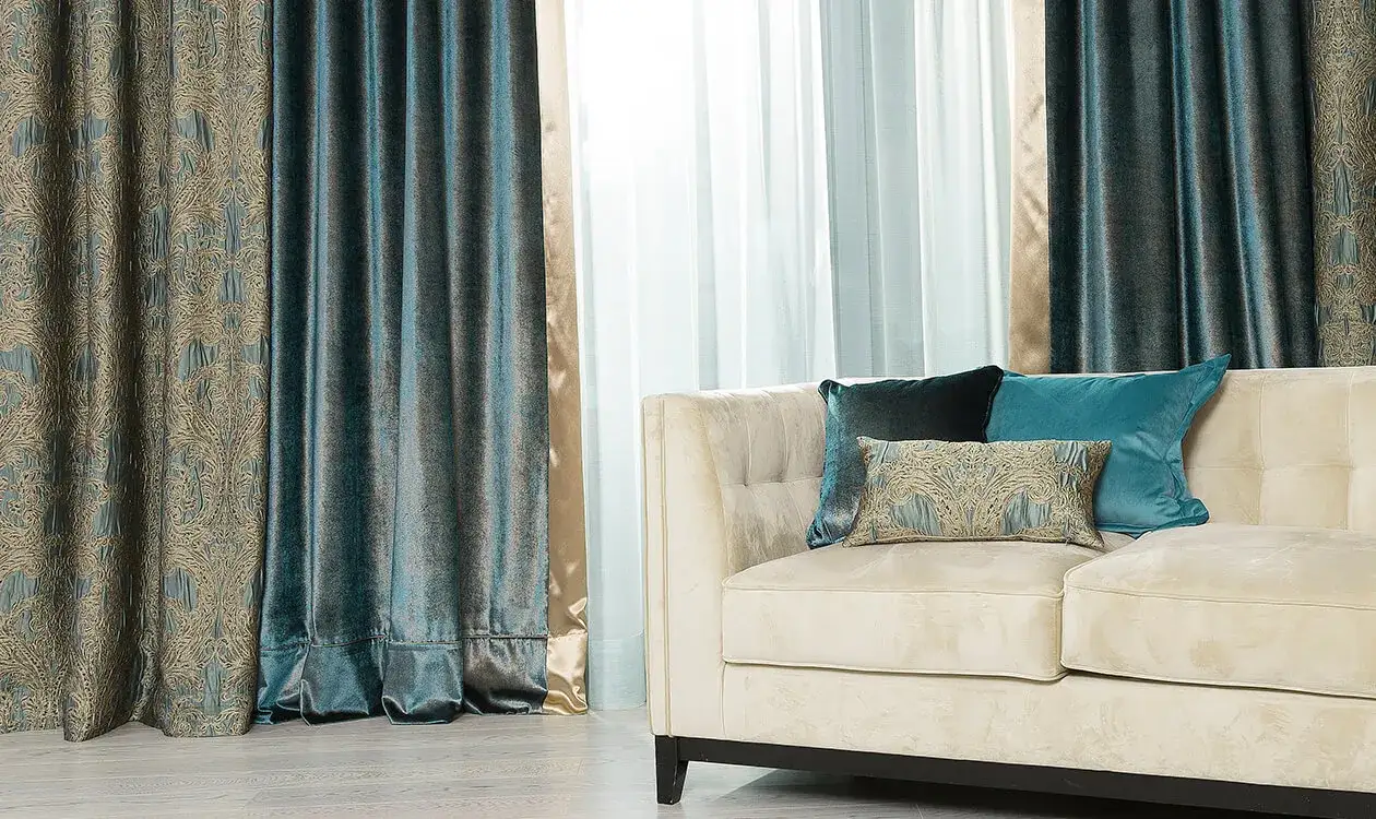 Zdjęcie Jak dobrać zasłony do salonu, aby stworzyć harmonijną przestrzeń?