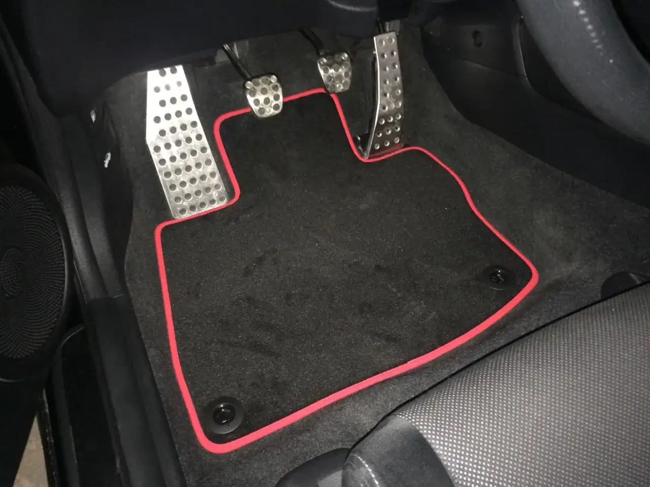 Zdjęcie Jak wyczyścić dywaniki samochodowe - skuteczne metody dla gumy i weluru