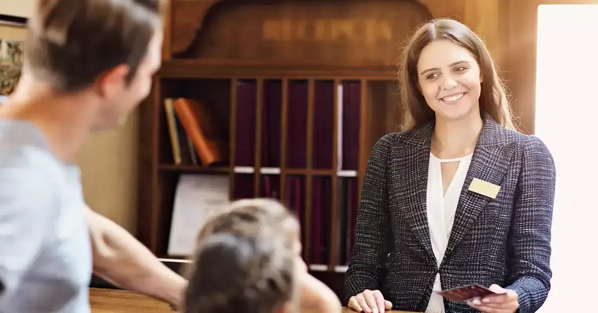 Zdjęcie Ile zarabia recepcjonistka w hotelu 5-gwiazdkowym? Zaskakujące fakty!