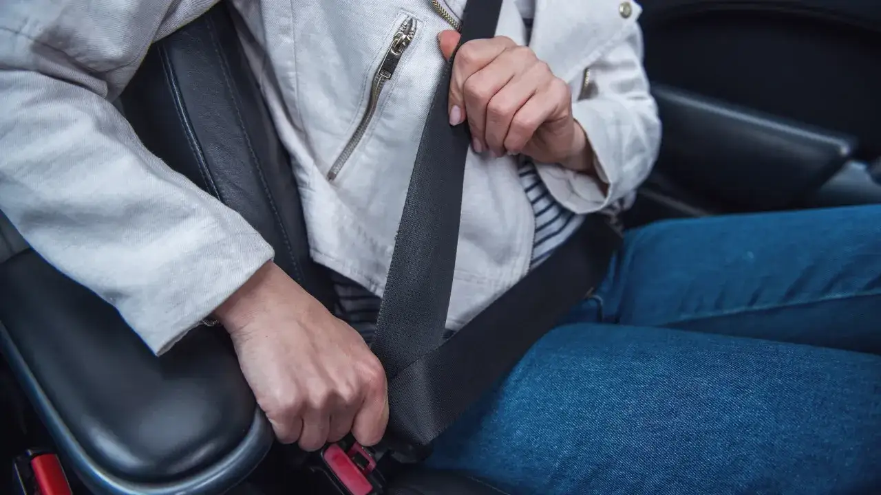 Zdjęcie Kiedy wprowadzono pasy bezpieczeństwa i jak zmieniły bezpieczeństwo na drogach?