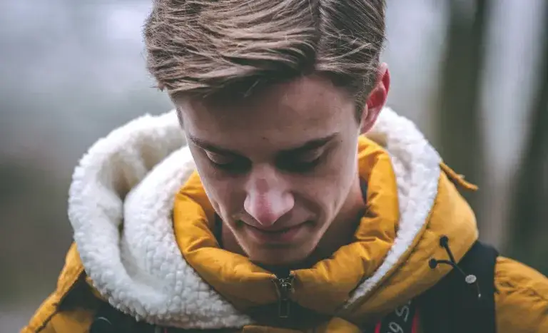 Zdjęcie Autyzm objawy u dorosłych – jak je rozpoznać i zrozumieć wyzwania