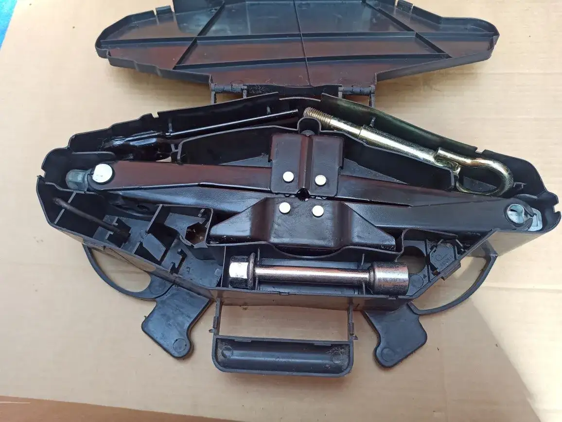 Zdjęcie Gdzie jest lewarek w Renault Trafic? Kluczowe informacje i porady