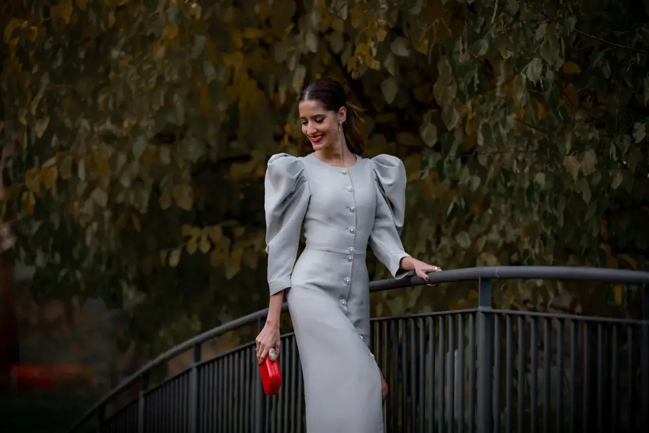 Zdjęcie Con qué combinar un vestido gris: ideas que te sorprenderán