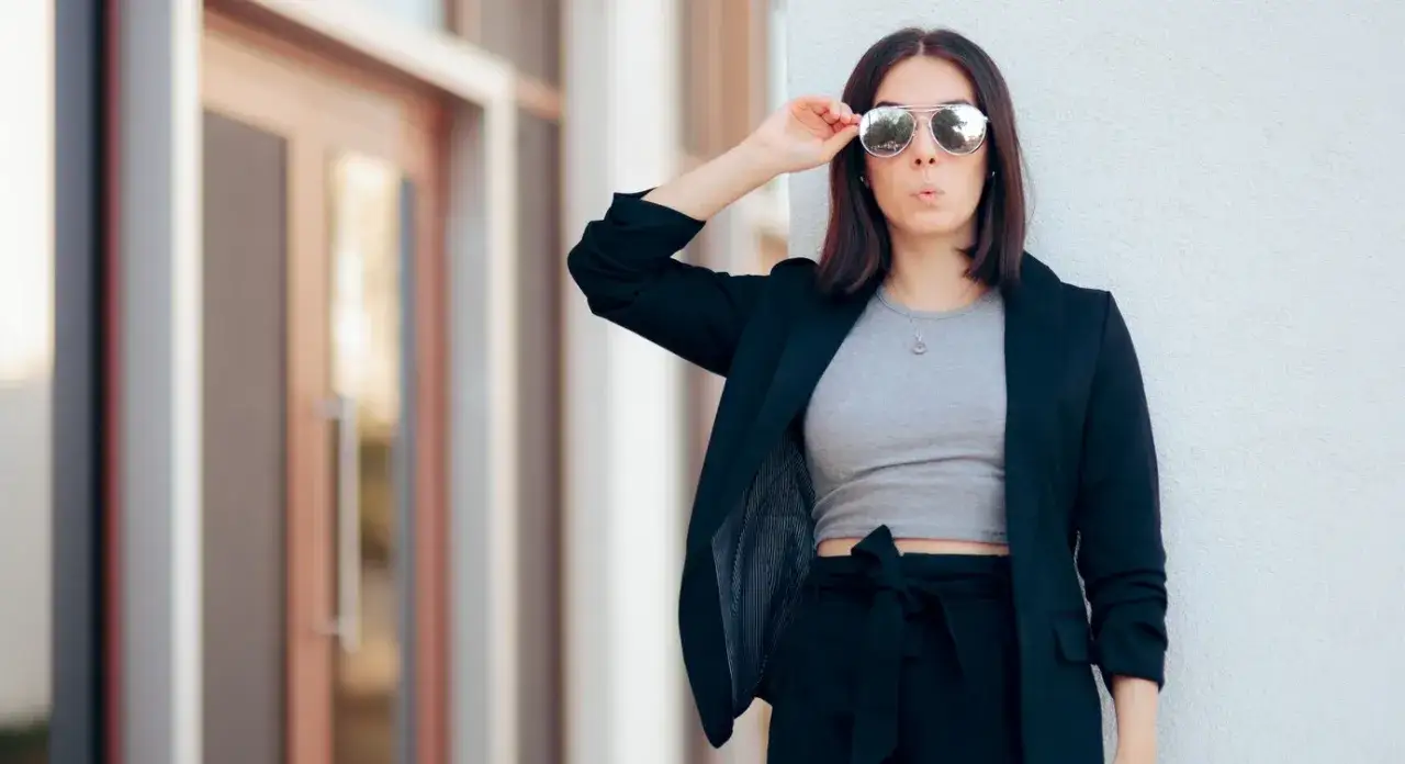 Zdjęcie Spodnie paperbag dla kogo? Odkryj, jak podkreślić sylwetkę