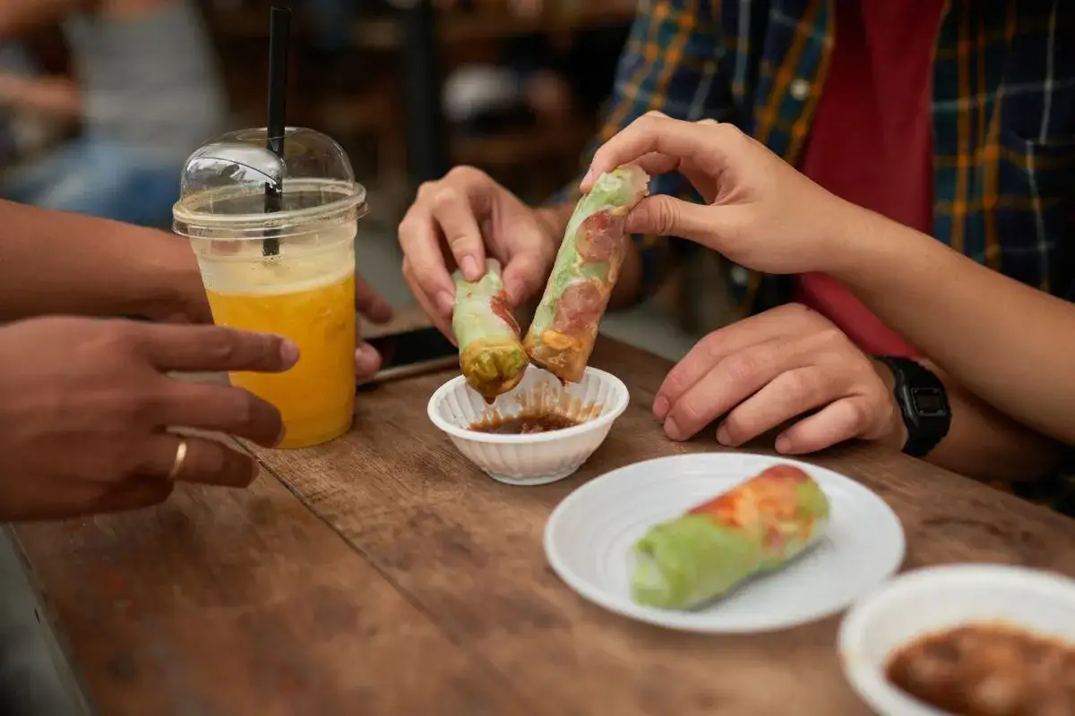 Zdjęcie Jaką surówkę do sajgonek wybrać, aby zaskoczyć gości?