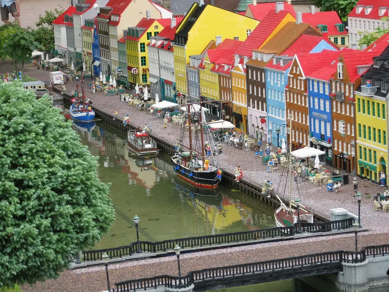 Zdjęcie W jakim kraju jest Legoland? Odkryj niesamowite lokalizacje park&oacute;w