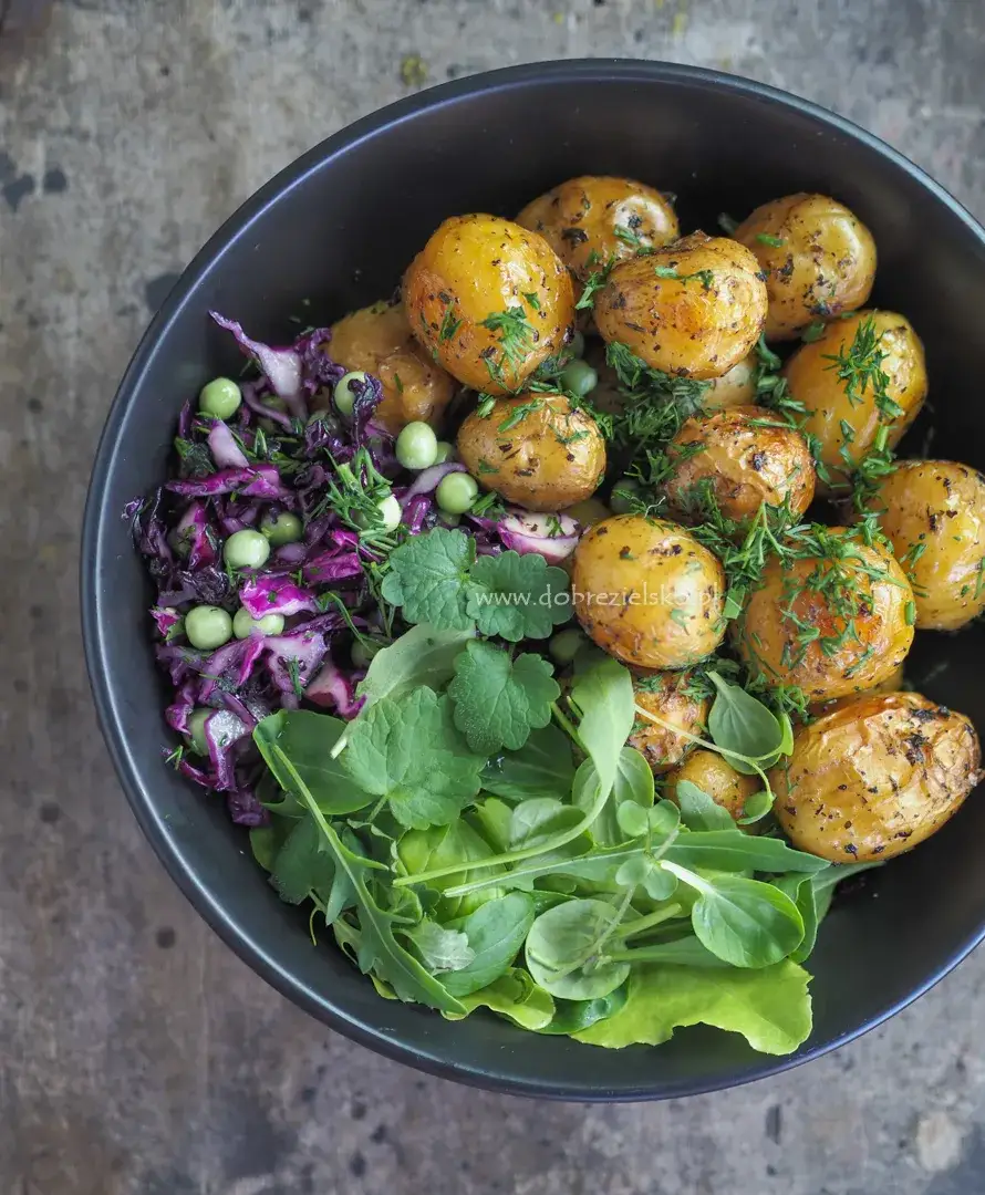 Zdjęcie Jaką surówkę do pieczonych ziemniaków wybrać, aby zaskoczyć smakiem?